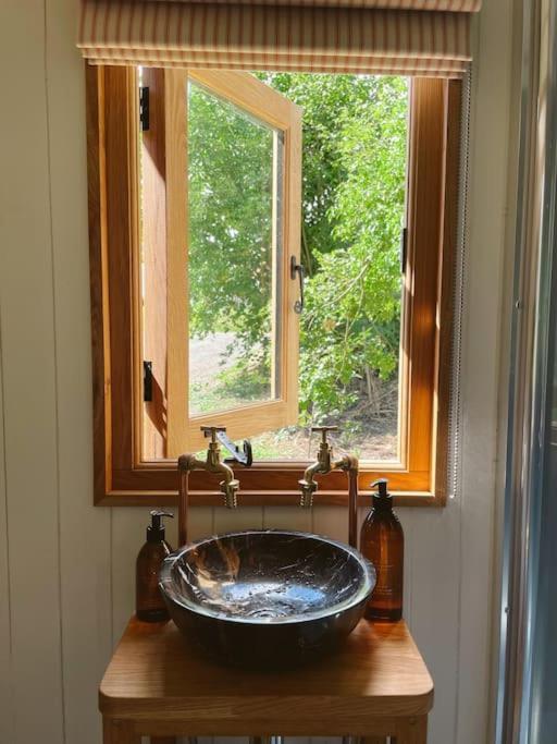 Callow The Hereford Hut, Charming 1 Bedroom Shepherds Hut מראה חיצוני תמונה